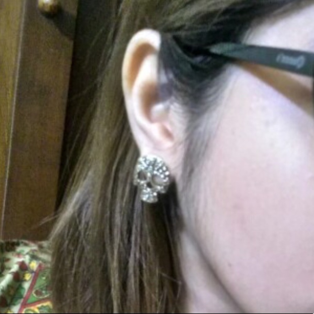 (F2) Skull Earrings - Picture 6 of 8